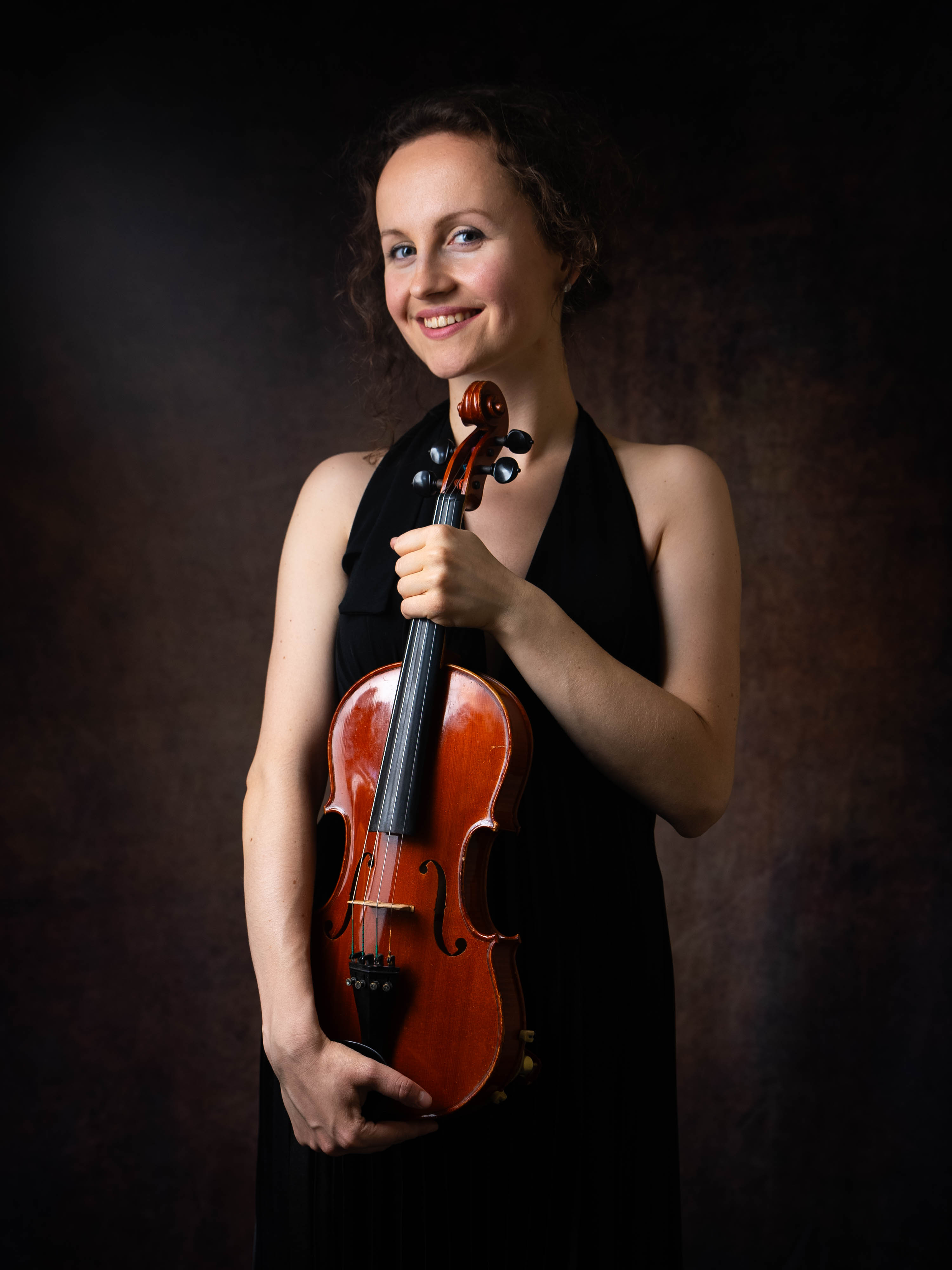Julia Owczarek holding her violin